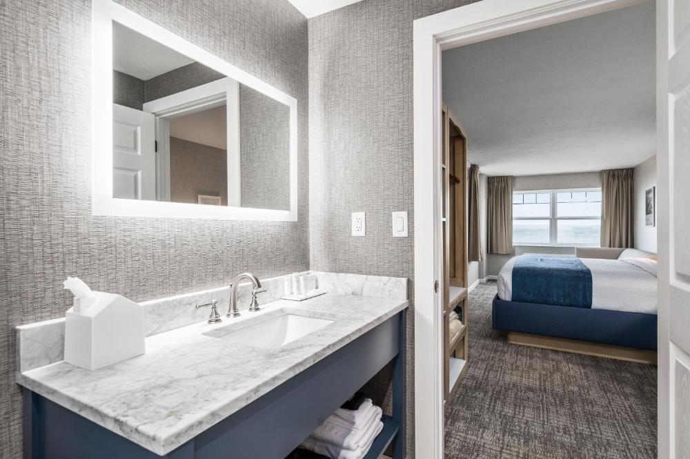 Lakeview Corner King  interior